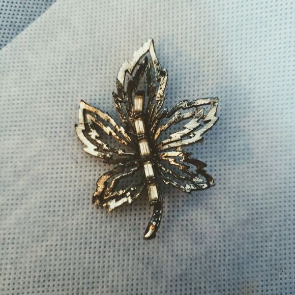 VINTAGE lot of 10 pins - Picture 2 of 5